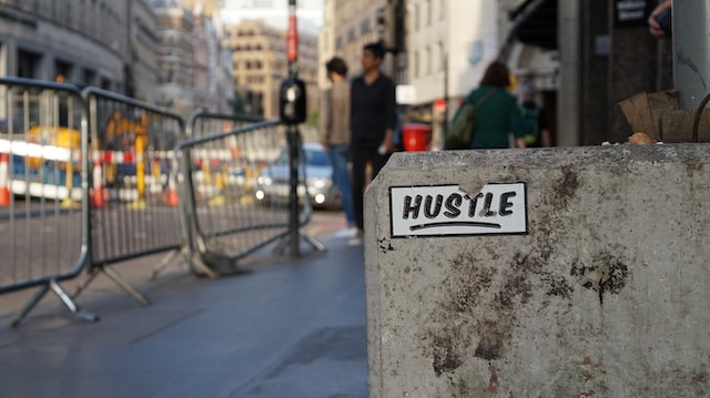 Por qué la cultura Hustle está dañando el sector